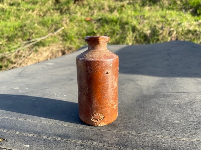 Brown salt glazed stone ware unearthed in Parore